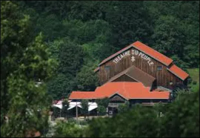 Voici le théâtre du Peuple construit entièrement en bois et pouvant accueillir jusqu'à 900 personnes. Dans quelle ville se situe-t-il ?