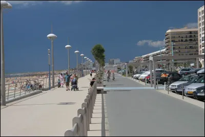 Bordée d'une longue plage de huit kilomètres, c'est une station balnéaire de la côte atlantique très fréquentée en été. Retrouvez la ville !