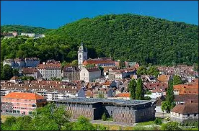C'est la ville natale de Victor Hugo.