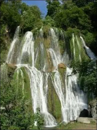 Voici une très belle cascade composée de deux chutes successives, totalisant 60 mètres de hauteur. Située dans le hameau de...