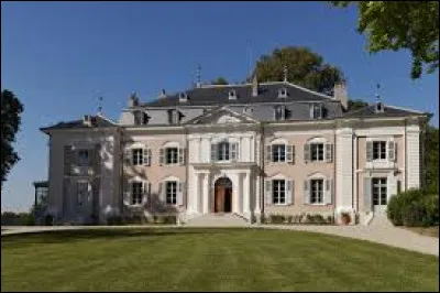 Voici un beau château qui fut pendant une vingtaine d'années la résidence d'un homme célèbre. De qui s'agit-il ?