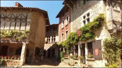 Voici un très beau village médiéval très touristique dont la tarte au sucre est une spécialité. Il s'agit de...