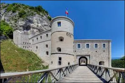 Voici un ouvrage militaire fortifié, construit à flanc de montagne. Il s'agit du...