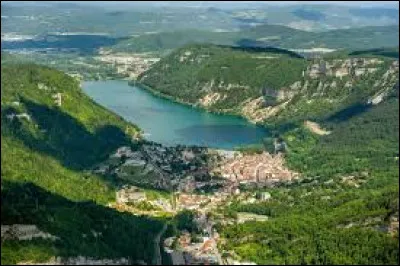 Voici un lac qui s'étend actuellement sur 141 hectares, il a été classé site naturel protégé en 1935. De quel lac s'agit-il ?