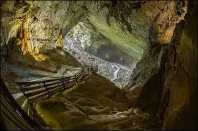Voici des grottes qui sont ouvertes au public et abritant un gisement archéologique. Ce sont les grottes du...