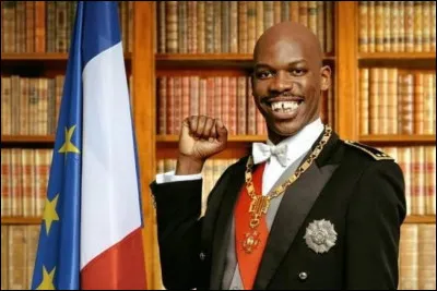 Comment s'appelle cet acteur dans le nouveau film qui est une com&eacute;die de 2020 intitul&eacute; "Tout simplement noir" ?