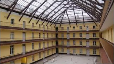 Commençons ce petit tour avec la Thiérache : qui est à l'origine de la construction du familistère de Guise ?