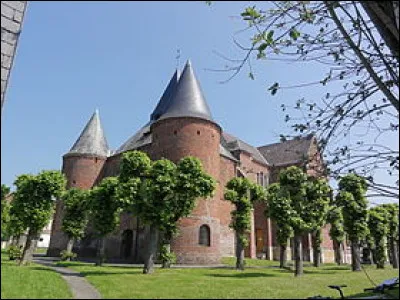 Quelle longueur en kilomètres la Route des églises fortifiées de Thiérache fait-elle ?