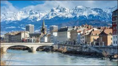 Cette ville est entourée de montagnes, c'est l'endroit idéal pour les sports d'hiver.