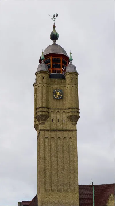Dans quelle ville se trouve ce magnifique beffroi qui possède un carillon de cinquante cloches ?