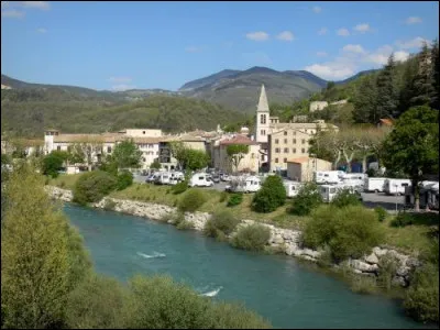 Maintenant, vous voyez à votre écran une belle image de Castellane, qui se situe dans les :