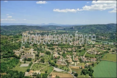 Une vue du ciel de Gréoux-les-Bains, vous connaissez la chanson ! Elle se situe :