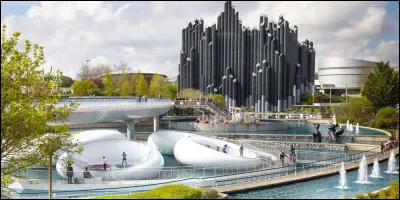 C'est bon ! Nous sommes arriv&eacute;s au Futuroscope. Nous nous garons. Nous avons h&acirc;te ! Le slogan en 2020 du parc est :