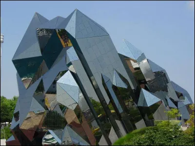 Que de monde, que d'activit&eacute;s ! Mais comment s'appelle la toute premi&egrave;re attraction du Futuroscope ?