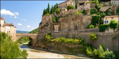 Petite ville de 6 000 habitants du département du Vaucluse, située dans la vallée de l'Ouvèze, connue pour ses vestiges romains :