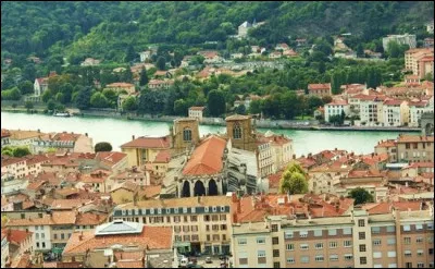 Ville de 29 000 habitants du département de l'Isère, située en bordure du Rhône :