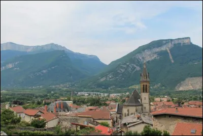 Petite ville de 9 000 habitants du département de l'Isère, située au pied de la Chartreuse, dans une cluse qui marque l'entrée des vallées alpines :