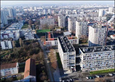Ville de 54 000 habitants du département du Val-de-Marne, située dans la proche banlieue sud de Paris :