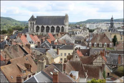 Ville de 23 000 habitants du département de l'Eure, traversée par la Seine :