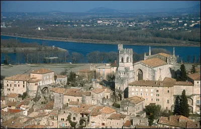 Petite ville de 3 700 habitants du département de l'Ardèche, ancienne capitale de la province du Vivarais, située en bordure du Rhône :