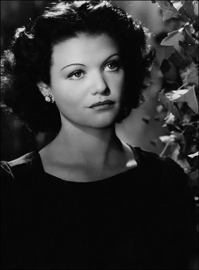 Nous apercevons ici la défunte actrice française Simone Simon.