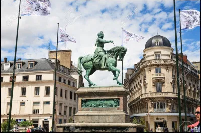 Sur cette statue, nous pouvons voir une figure emblématique de la ville d'Orléans, qui est-ce ?