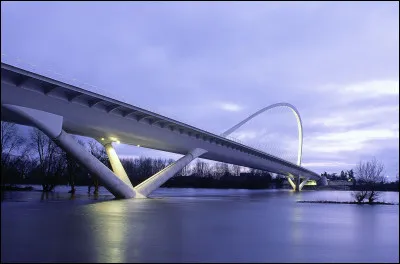 Quel est le nom de ce fameux pont, situé à Orléans ?