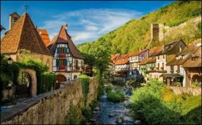 Unique en Alsace, ce pont fortifié enjambe la Weiss, une rivière longue de 24 kilomètres. Dans quelle petite ville se situe-t-il ?