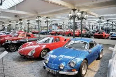 En route vers la Cité de l'automobile abritant la plus important collection de voitures au monde. Dans quelle ville se situe-t-elle ?