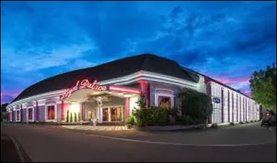 Maintenant un peu de divertissement, dans quel village du Bas-Rhin se trouve le Royal Palace ?