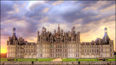 Chef d'uvre de la Renaissance dont on gardera en mémoire son "grand escalier à double révolution", c'est le plus vaste des châteaux de la Loire, édifié à l'initiative de François 1er, en 1519 :