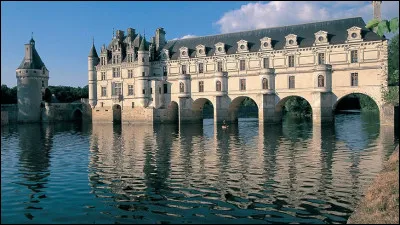 Il y plane encore les ombres de Diane de Poitiers et de Catherine de Médicis, il comporte un donjon médiéval, un corps de logis Renaissance. On admirera ses jardins à la française. Quel est ce joyau de la Loire, dont les arches enjambent le Cher ?