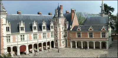 Majestueux château du Val de Loire, que celui qui fut la résidence de Louis XII, témoin de la Renaissance, on y visite la chapelle Saint-Calais :