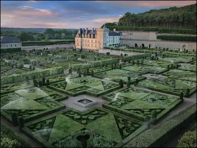 Quel est ce palais de la Renaissance, situé en Indre-et-Loire, dont on admire ici les jardins de rêve ?
