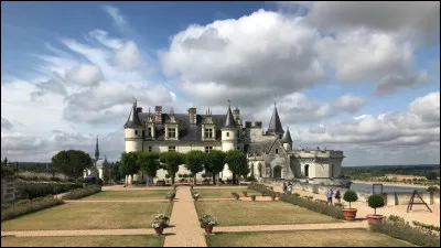 Voici le somptueux château qui abrite le tombeau de Léonard de Vinci, au sein de la chapelle Saint-Hubert, en Indre-et-Loire :
