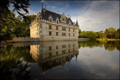 Quel est ce château à découvrir entre Tours et Chinon, édifié sous le règne de François 1er et magnifiquement restauré entre 2015 et 2017 ?