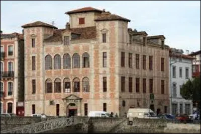 Cette demeure historique construite au XVIIe siècle donne sur le port de la ville. Qui fut accueilli dans cette maison ?