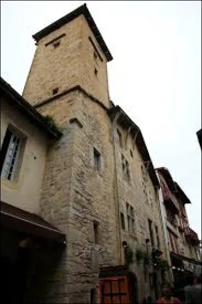 Dans la rue de la République, à 30 mètres de la plage, se trouve cette maison classé comme monument historique. Comment s'appelle-t-elle ?