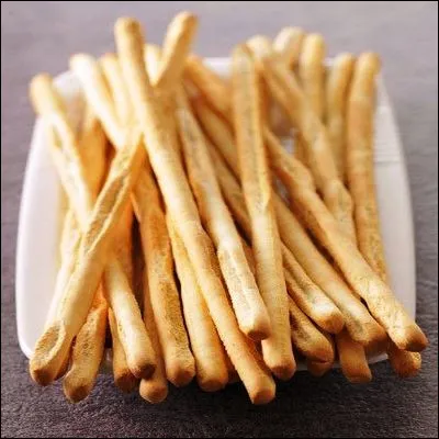 Quel mot d&eacute;signe un petit pain sec et allong&eacute; d'ap&eacute;ritif originaire du Pi&eacute;mont ?