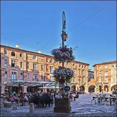 Quelle pr&eacute;fecture de d&eacute;partement d'Occitanie est surnomm&eacute;e la "Cit&eacute; d'Ingres" ?