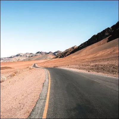 Quelle chanson rock, qui parle d'un lieu qu'on ne peut jamais quitter, commence par les mots "On a dark desert highway" ?
