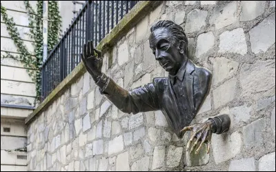 Passons maintenant à une statue qui rivalise en matière de bêtise avec la précédente :