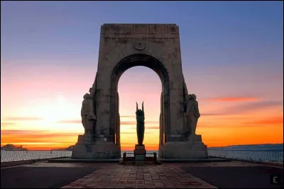 Dernière statue, celle-là ne se trouve pas à Paris, contrairement aux premières. Mais qui est donc cette personne au centre ? Le monument se nomme :