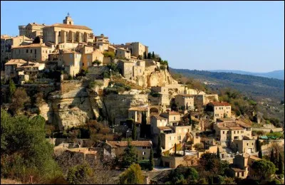 Si vous souhaitez voir son imposant château et l'abbaye de Sénanque, il vous faudra emprunter une route sinueuse pour accéder à ce merveilleux village du Vaucluse :