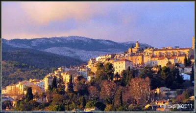 Situé dans le Var, sur une route très étroite et escarpée qui relie Fréjus à la route Napoléon, quel est ce village connu pour ses calades tortueuses et ses bâtisses historiques où demeure un château du XIIe siècle, et aussi la Tour de l'Horloge ?
