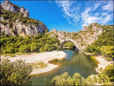 Quel village de l'Ardèche, haut lieu de la Préhistoire, dont les grottes font la notoriété, vous offrira son magnifique paysage et ses sports nautiques sur un véritable canyon que la rivière a creusé dans le calcaire ?