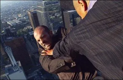 Ricky et Chev tombent :