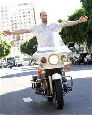 Il pique la moto d'un motard pendant que celui-ci :