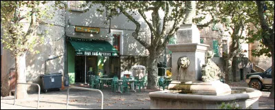 À Néoules, il y a aussi un bar. Comment se nomme-t-il ?