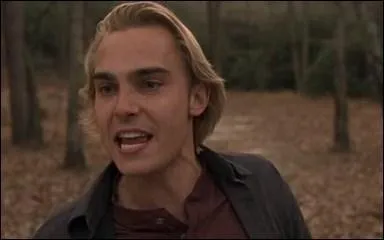 Que prend soin de faire Jeff avant de partir seul dans les bois, pensant ainsi chapper  l'infection ?